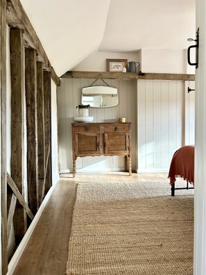 3 makuuhuonetta, työpöytä, silitysrauta/-lauta, vauvan matkasänky