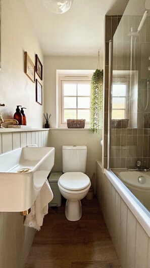 Bathroom - Cosy country cottage with lots of local walks, and short drive into Woodbridge (Hasketon)