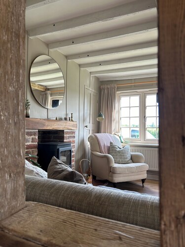 Cosy country cottage with lots of local walks, and short drive into Woodbridge