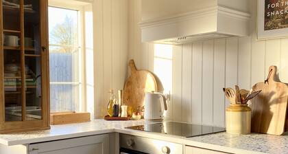 Cosy country cottage with lots of local walks, and short drive into Woodbridge