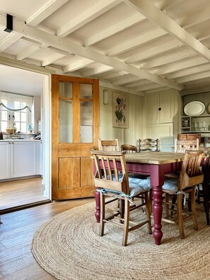 Dining - Cosy country cottage with lots of local walks, and short drive into Woodbridge (Hasketon)