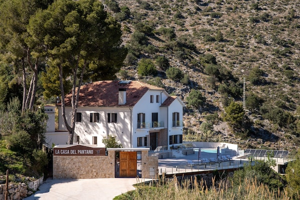 A two-story house with a pool, surrounded by trees and hills. - YOUNG Hotels Denia (La Vall de Laguar)