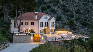 Un edificio a due piani con facciata in pietra, un balcone e un cartello con la scritta "LA CASA DEL PANTANO".