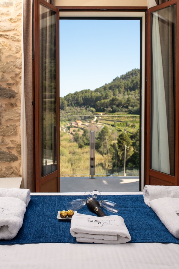 Quarto casal superior, vista para a montanha | Roupas de cama premium, edredons de pluma