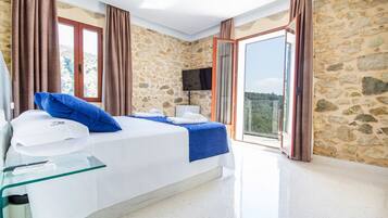 Superior tweepersoonskamer, uitzicht op bergen | Luxe beddengoed, donzen dekbedden, een laptopwerkplek