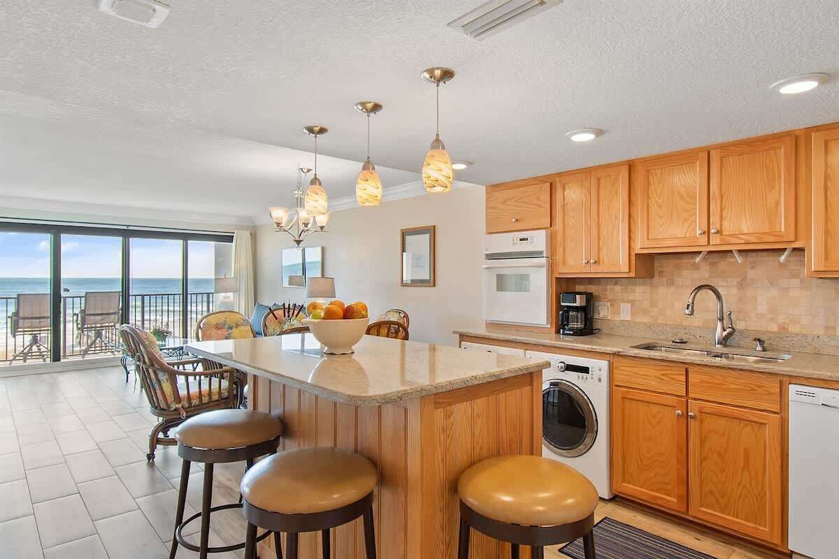 Full-sized fridge, microwave, coffee/tea maker, toaster