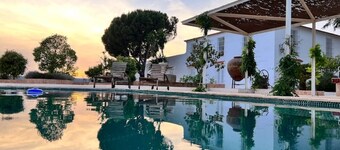 Alójate en la naturaleza, dentro de en un gran cortijo con servicios boutique