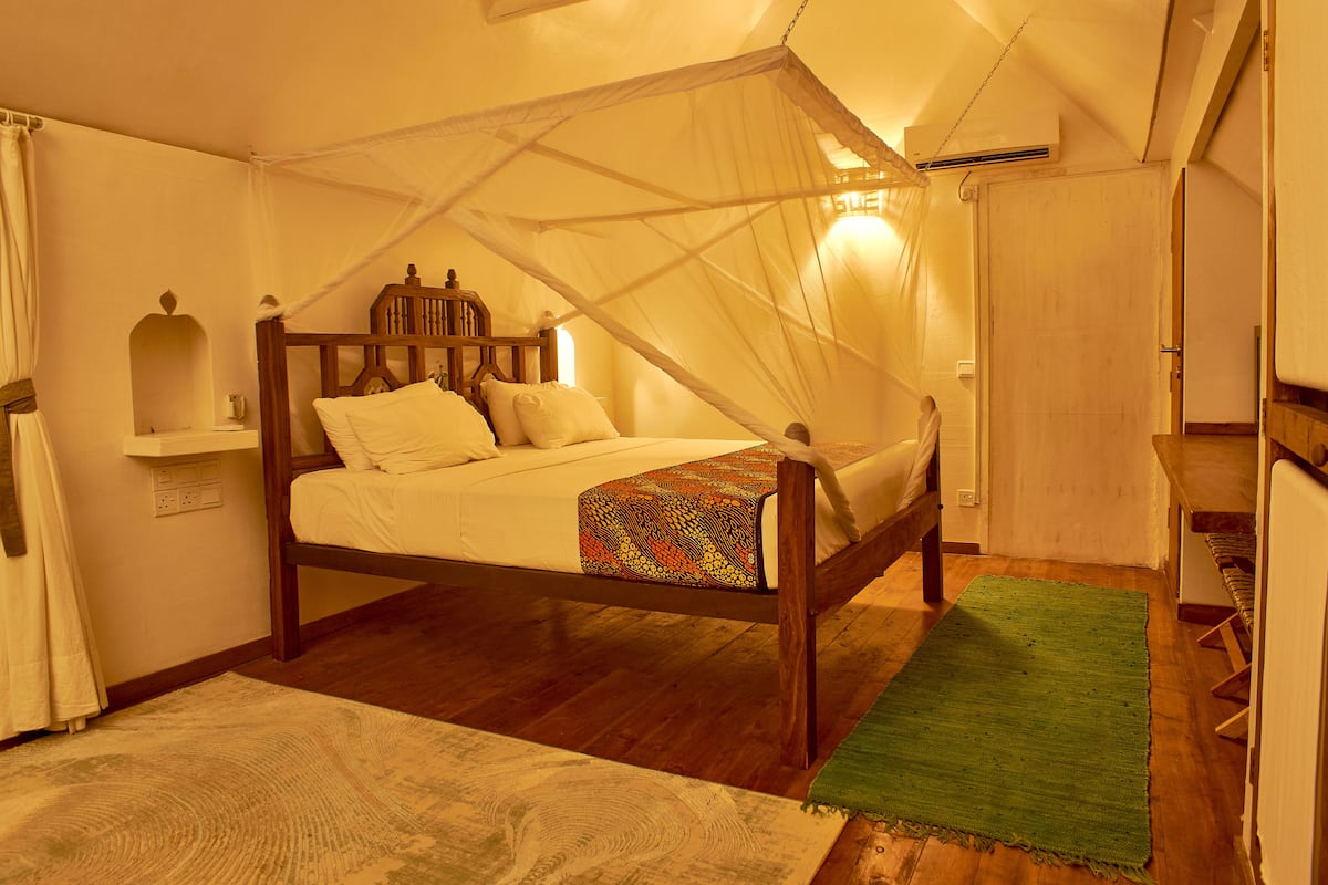 Studio Deluxe, quang cảnh hồ bơi, cao tầng | Bộ trải giường bằng vải cotton Ai Cập, bộ đồ giường cao cấp