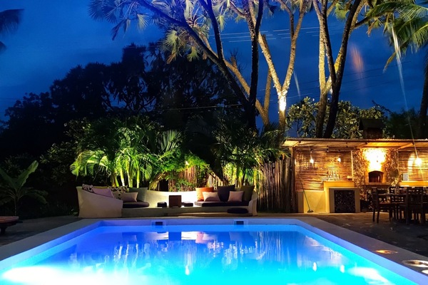 Piscina a l'aire lliure i gandules