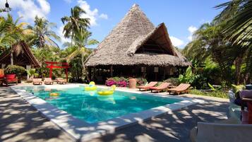 Außenpool, Liegestühle