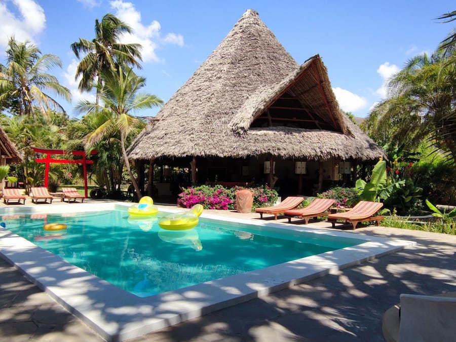 Utendørsbasseng og solsenger