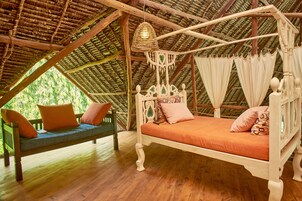 Deluxe Studio, Pool View, Tower | Living area | Books