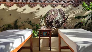 Parihoitohuone(ita), poreallas, vartalohoitoja, kuumakivihierontaa