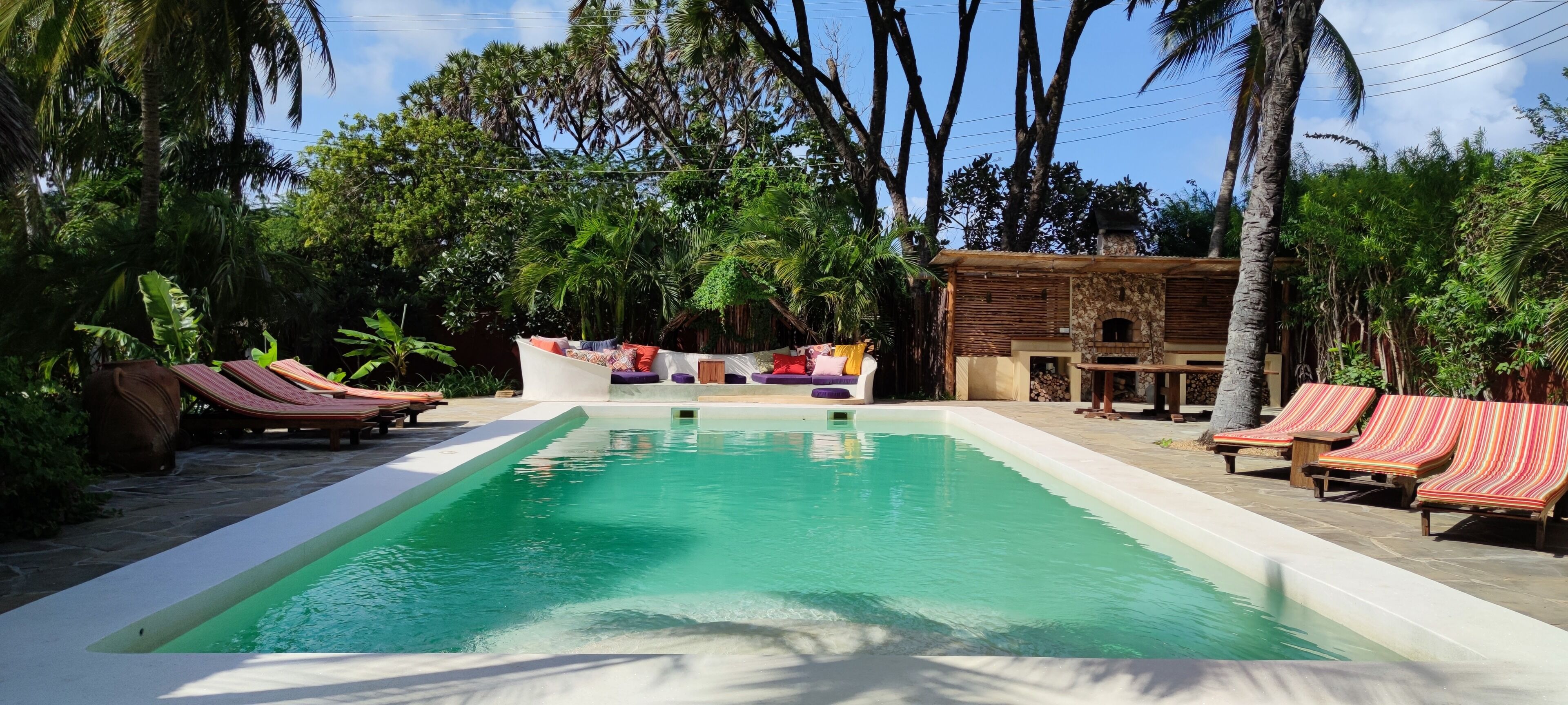 Utomhuspool och solstolar