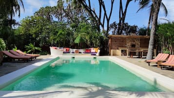 Utomhuspool och solstolar