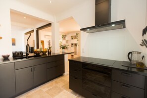 Kühlschrank, Mikrowelle, Ofen, Herdplatte