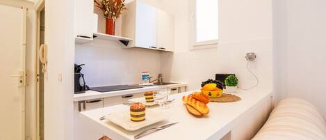 Jääkaappi, mikroaaltouuni, astianpesukone, kahvin-/teenkeitin