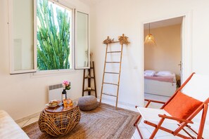 Een strijkplank/strijkijzer, beddengoed