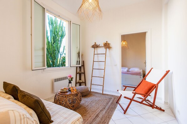 Iron/ironing board, bed sheets