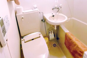 Duschwanne, kostenlose Toilettenartikel, Haartrockner, Hausschuhe