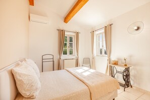 3 bedrooms, iron/ironing board, travel cot, free WiFi