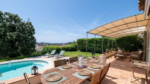 A patio with a pool, outdoor furniture, and a view of the landscape. - Comfortable villa 10 minutes from the beach (La Garde)