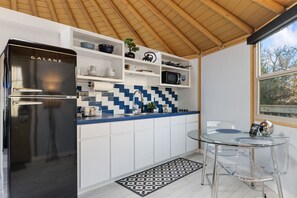 Frigorífico, microondas, cafetera o tetera y tostadora