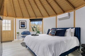 1 bedroom, desk, free WiFi, bed sheets - Blue Velvet Yurt Saint Jo Texas (Saint Jo)