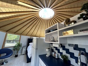 Réfrigérateur, micro-ondes, cafetière/bouilloire, grille-pain