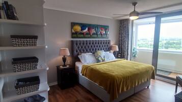 2 dormitorios, caja fuerte, escritorio y tabla de planchar con plancha