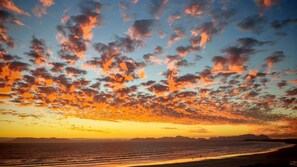 On the beach, sun loungers - LUXUS BEACH Apartment 122 m²,SUNSET, False Bay/Mounten view TOP Location 2 Pers. (Cape Town)