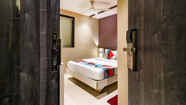 Un dormitorio con cama, ventilador de techo, ventana y puerta.
