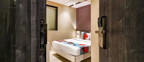 Egyptian cotton sheets, premium bedding, in-room safe, desk