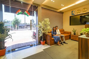 Lobby sitting area - FabHotel Grand Heritage (Mumbai)