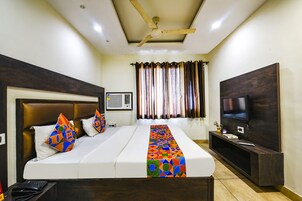 Egyptian cotton sheets, premium bedding, in-room safe, desk