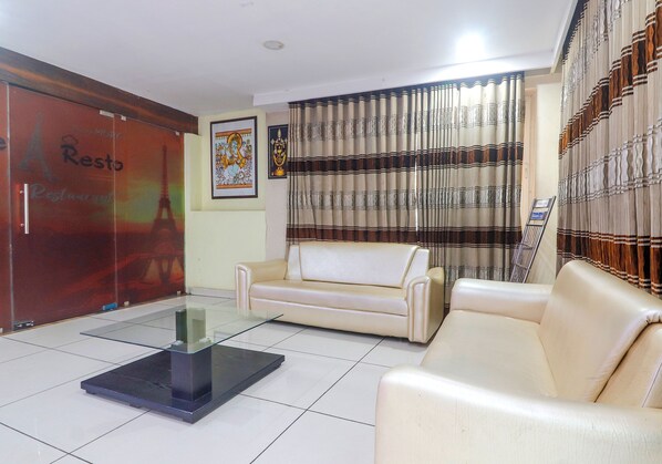 Lobby sitting area - Fabhotel Keerthi'S Anupama (Vijayawada)