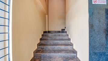 Un escalier avec un panneau indiquant «
Il est interdit de fumer dans les couloirs
».