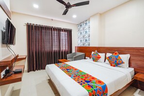 Deluxe Room | Egyptian cotton sheets, premium bedding, in-room safe, desk