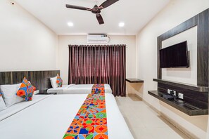 Egyptian cotton sheets, premium bedding, in-room safe, desk - Fabhotel Rove Inn & Suites (Bengaluru)