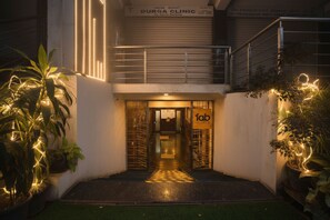 Una entrada de edificio con un letrero que dice 'fab hotels'.