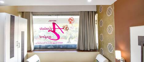 Egyptian cotton sheets, premium bedding, in-room safe, desk