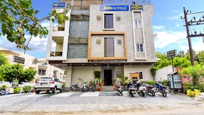 A building with a sign reading "TabHotels" and "The Castle Home Stay". - Fabhotel The Castle Homestay (Jaipur)