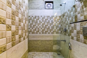 Shower, rainfall showerhead, free toiletries, towels