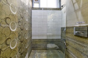 Shower, rainfall showerhead, free toiletries, towels