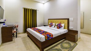 A modern hotel room with a bed, a desk, and a chair. - Fabhotel The Castle Homestay (Jaipur)