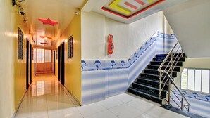 Un pasillo con una escalera que conduce a una plataforma.