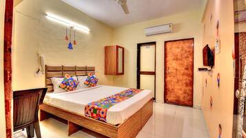 Deluxe Room | Egyptian cotton sheets, premium bedding, in-room safe, desk