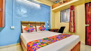 Egyptian cotton sheets, premium bedding, in-room safe, desk