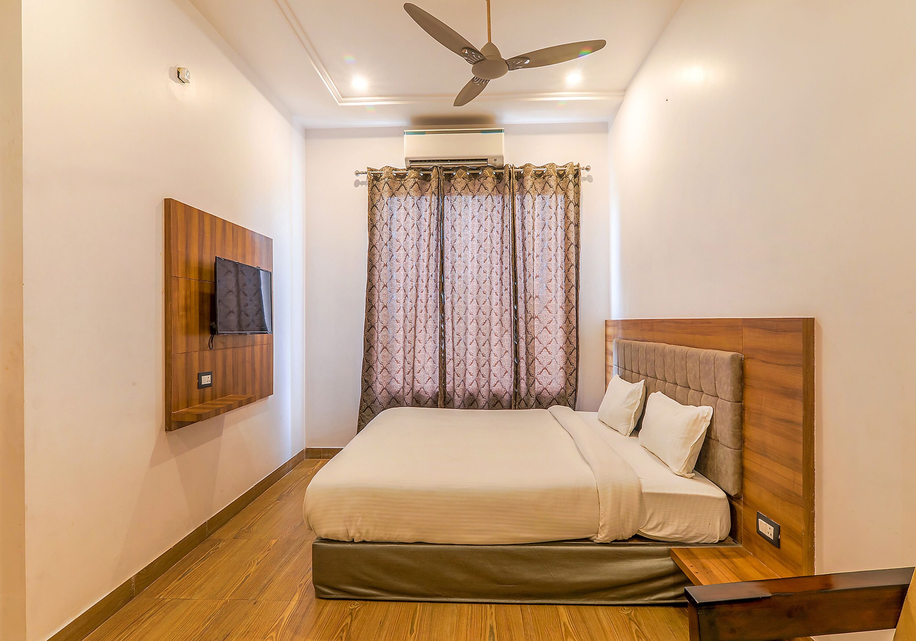 Egyptian cotton sheets, premium bedding, in-room safe, desk