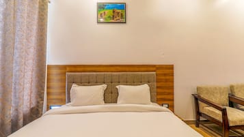 ملاءات من القطن المصري وأغطية فراش متميزة وخزنة داخل الغرفة ومكتب